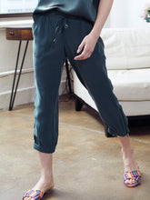 Load image into Gallery viewer, ICONIC go parachute capri pant